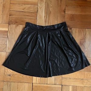 Black Pleather Mini Skirt 🖤 size M